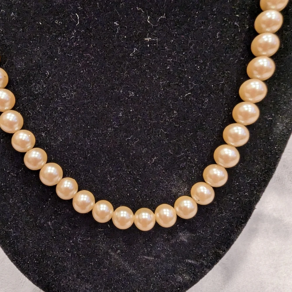 Beautiful Vintage Strand of Faux Pearls from Japan 16"/8" - Picture 3 of 7